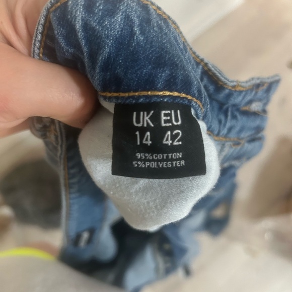 PRETTYLITTLETHING Tall Light Blue Wash Extreme Ripped Hem Boyfriend Denim Jeans - Picture 5 of 9